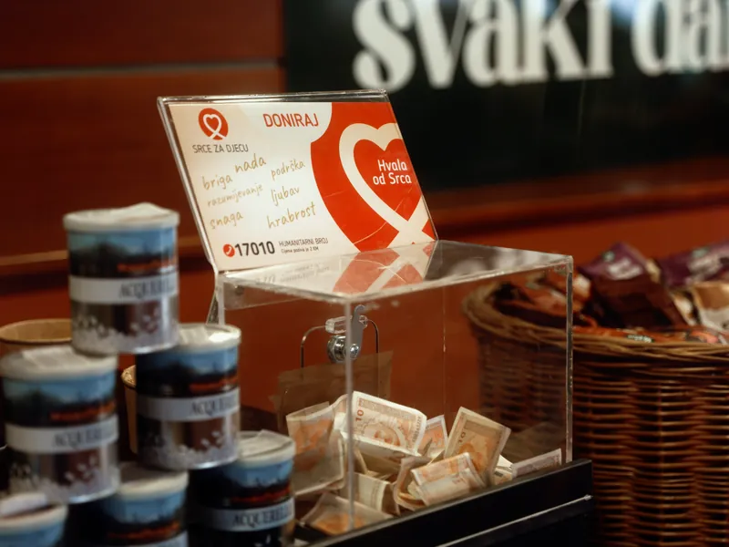 Kutija za donacije Udruženja Srce za djecu s porukom „Hvala od Srca”